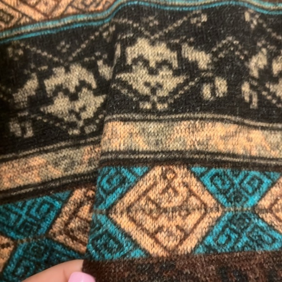 I am selling a cropped fleece have zip butt pull over - Picture 3 of 4